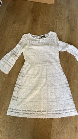 Jolie robe blanche d'été en dentelle T. 38