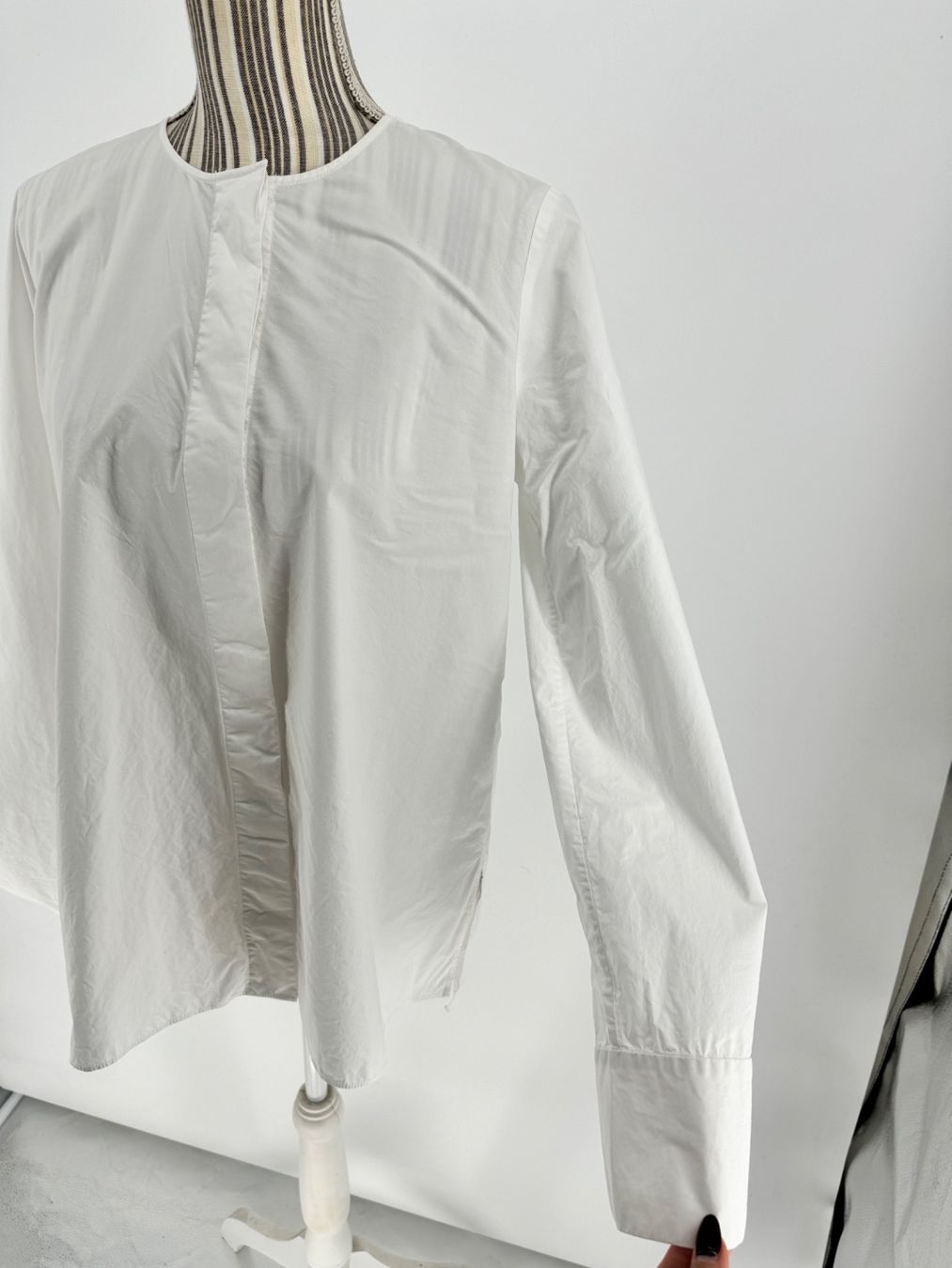 Cos Blusen: Weisse Bluse COS extravagante Ärmel, Gr. 36 – Gebraucht aus Lugano von  3