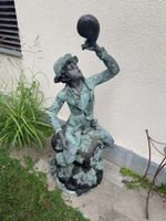 Große Gartenbrunnen-Skulptur „Junge mit Weinfass“ – 160cm