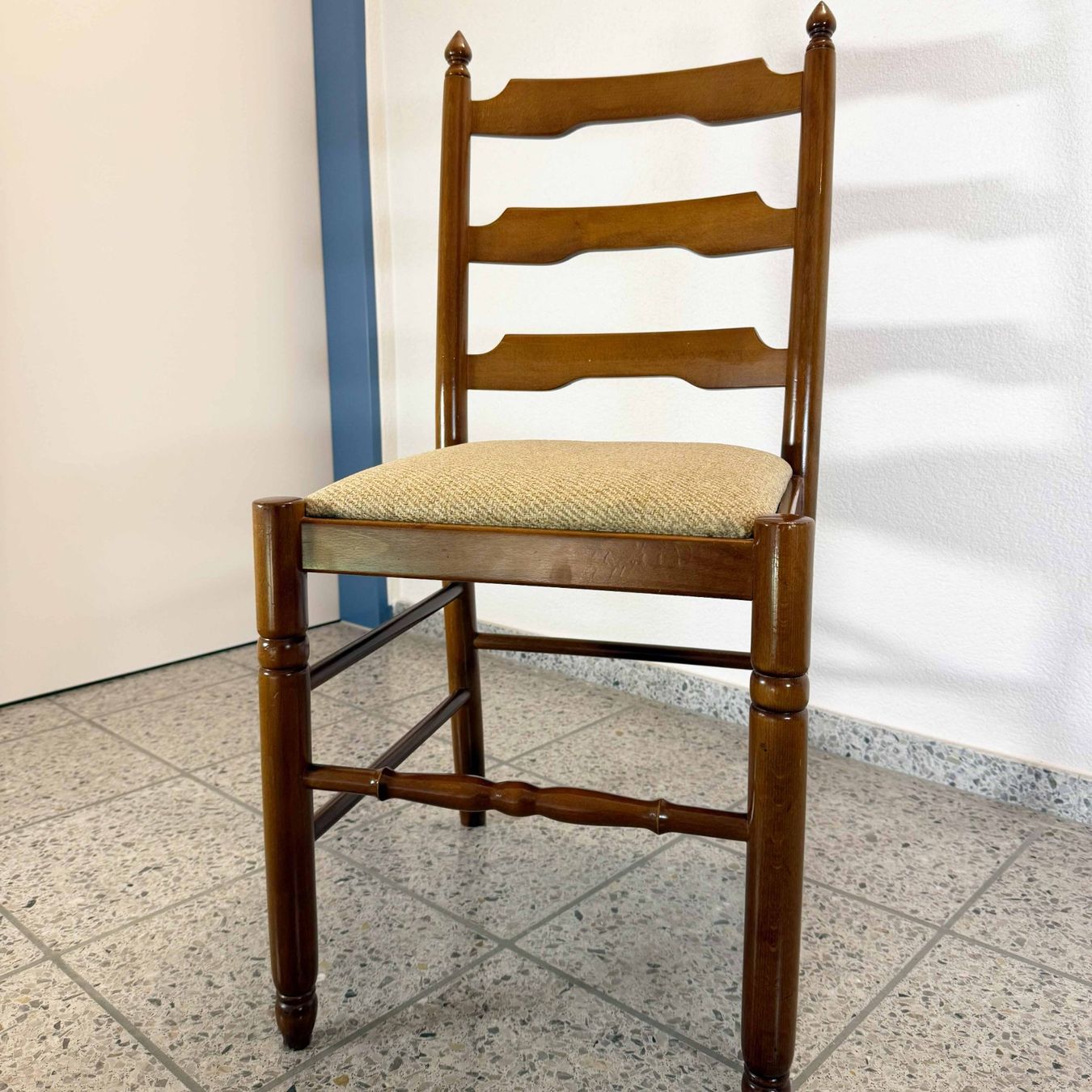 Chaises: Dekorativer Holzstuhl – D'occasion à Windisch par Losdosquatros