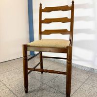 Dekorativer Holzstuhl