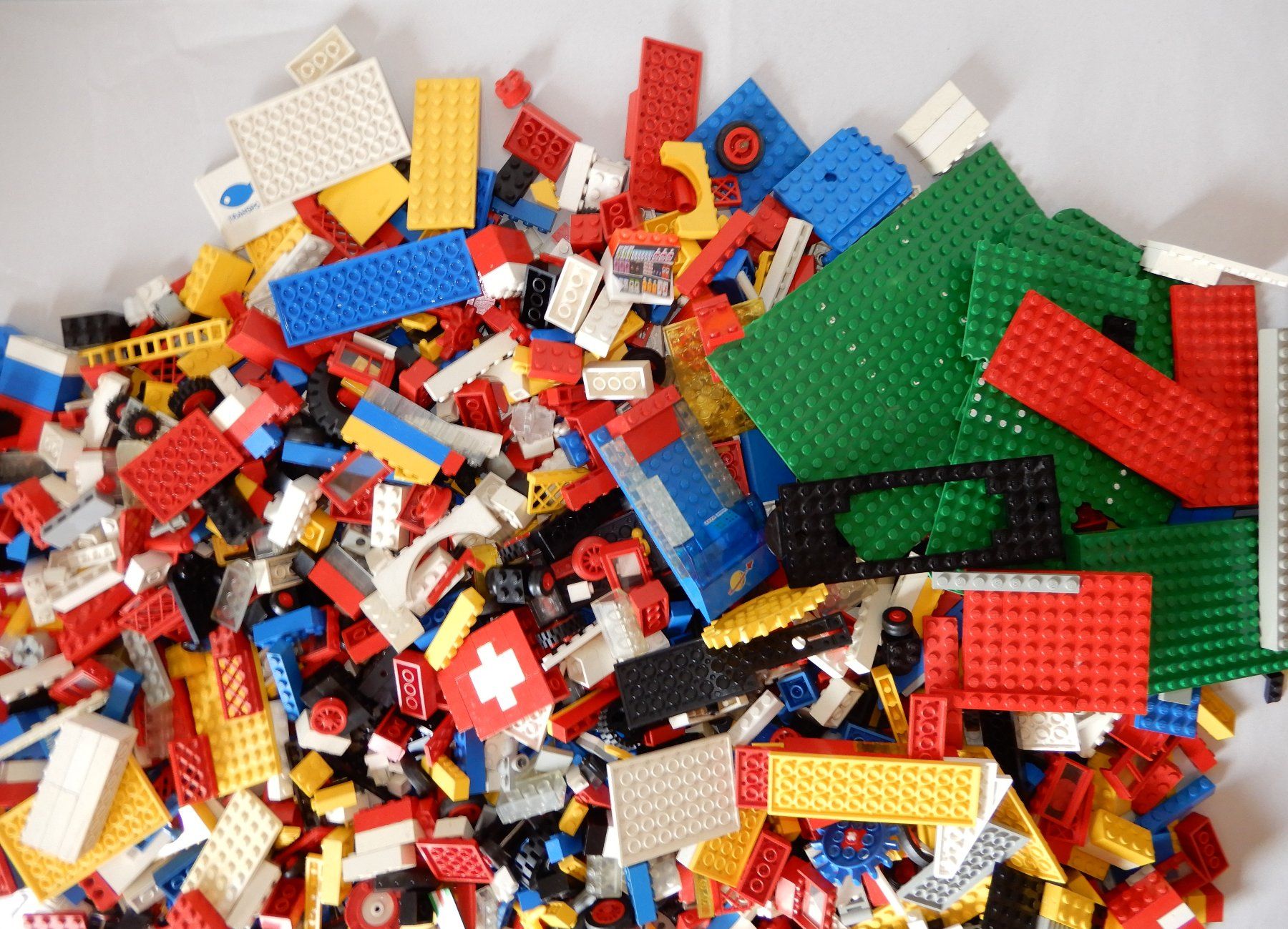 Lego Kit di costruzioni: 4 KILO LEGO Classic und diverse, Räder, Technic,Platten .... – Usato da Senèdes venduto da tintinette43 8