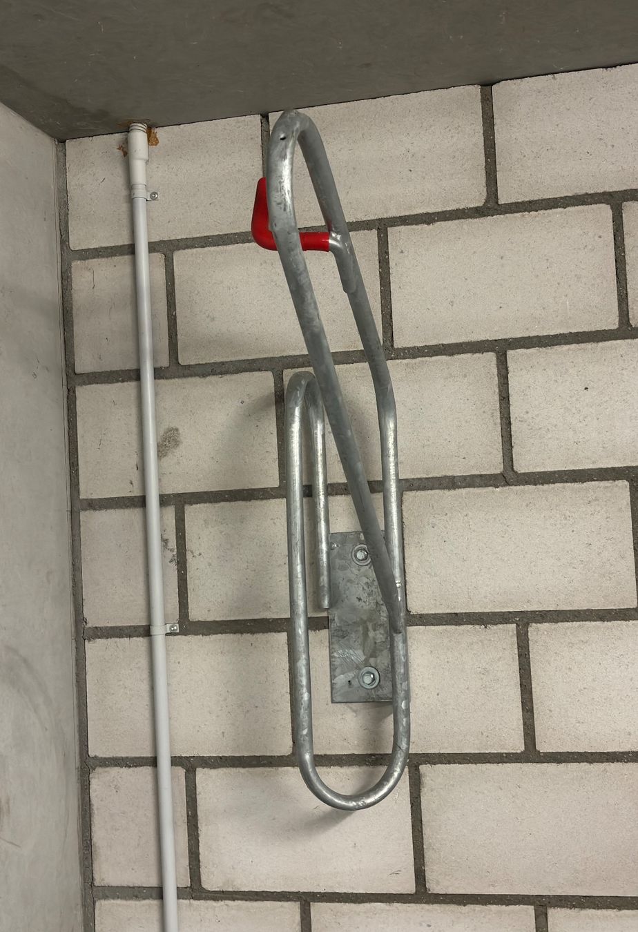 Supporti per biciclette: Fahrrad Wandhalterung verzinkt – Usato da Sonterswil venduto da VD-Service 1