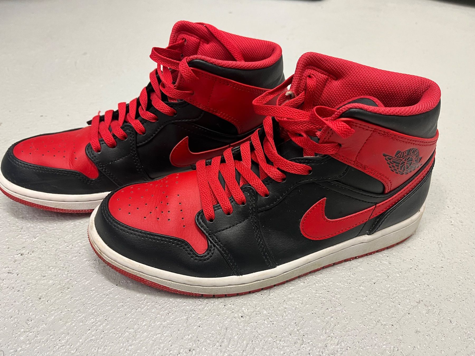 Jordan Scarpe da uomo: Jordan 1 Mid Sneaker Schwarz-Rot Gr. 42 – Usato da Waltenschwil venduto da MeKo8 1