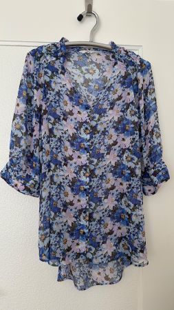 Blouse florale bleu et lilas