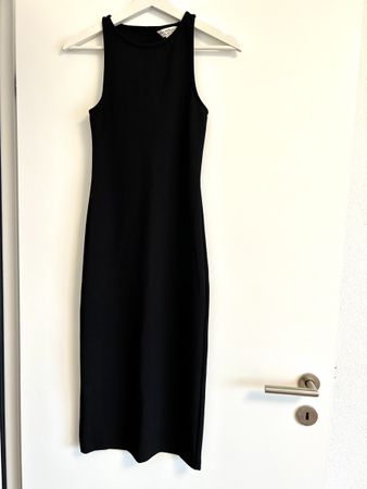 Schwarzes Kleid mit freier Rücken-Partie