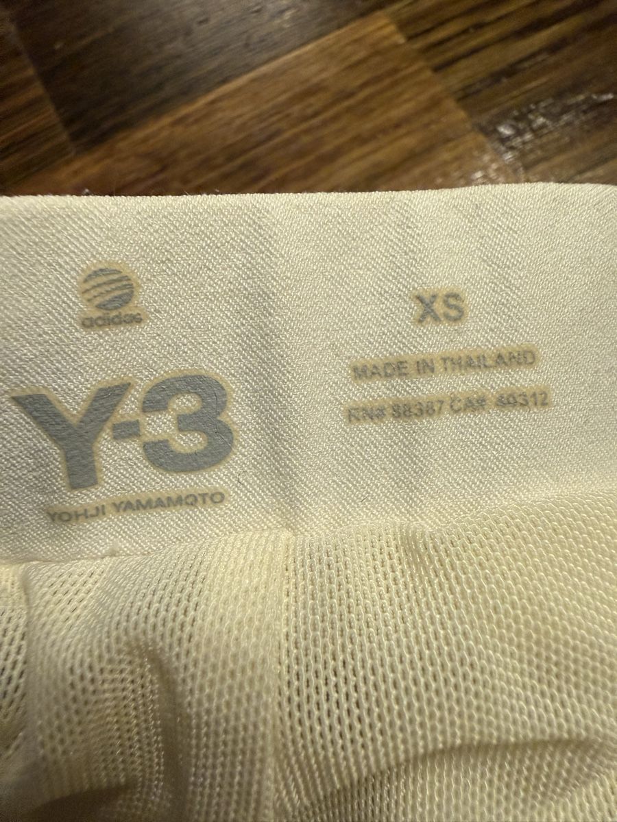 Pantaloni: Y3 ft Adidas shorts – Usato da Zürich venduto da Yuece 1