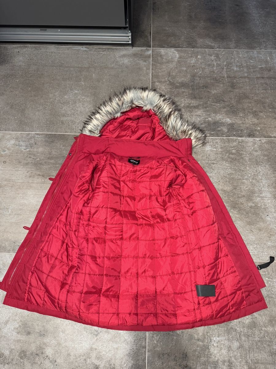 Only Giacche: Rote Winterjacke mit Kunstfellkapuze – Usato da Sempach venduto da Chanti__ 3