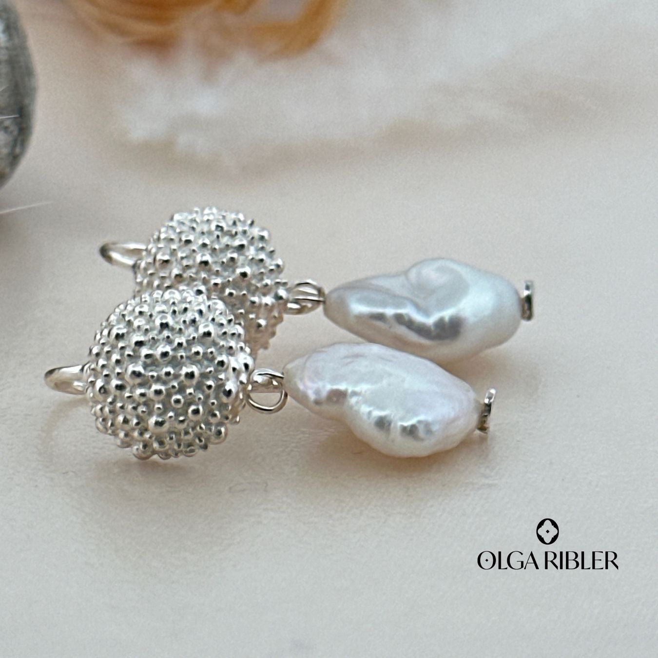 Olga Ribler Boucles d'oreille: Silber Ohrhänger mit Barock-Perle – Neuf (Voir description) à Luzern par MonikaS03 2