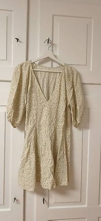 Sommerkleid creme mit Blättermuster und Puffärmeln