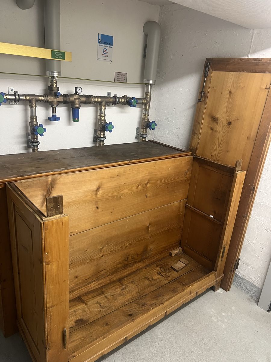 Armadi: Antike Schrank  – Usato da Zürich venduto da jao_2bx7 7