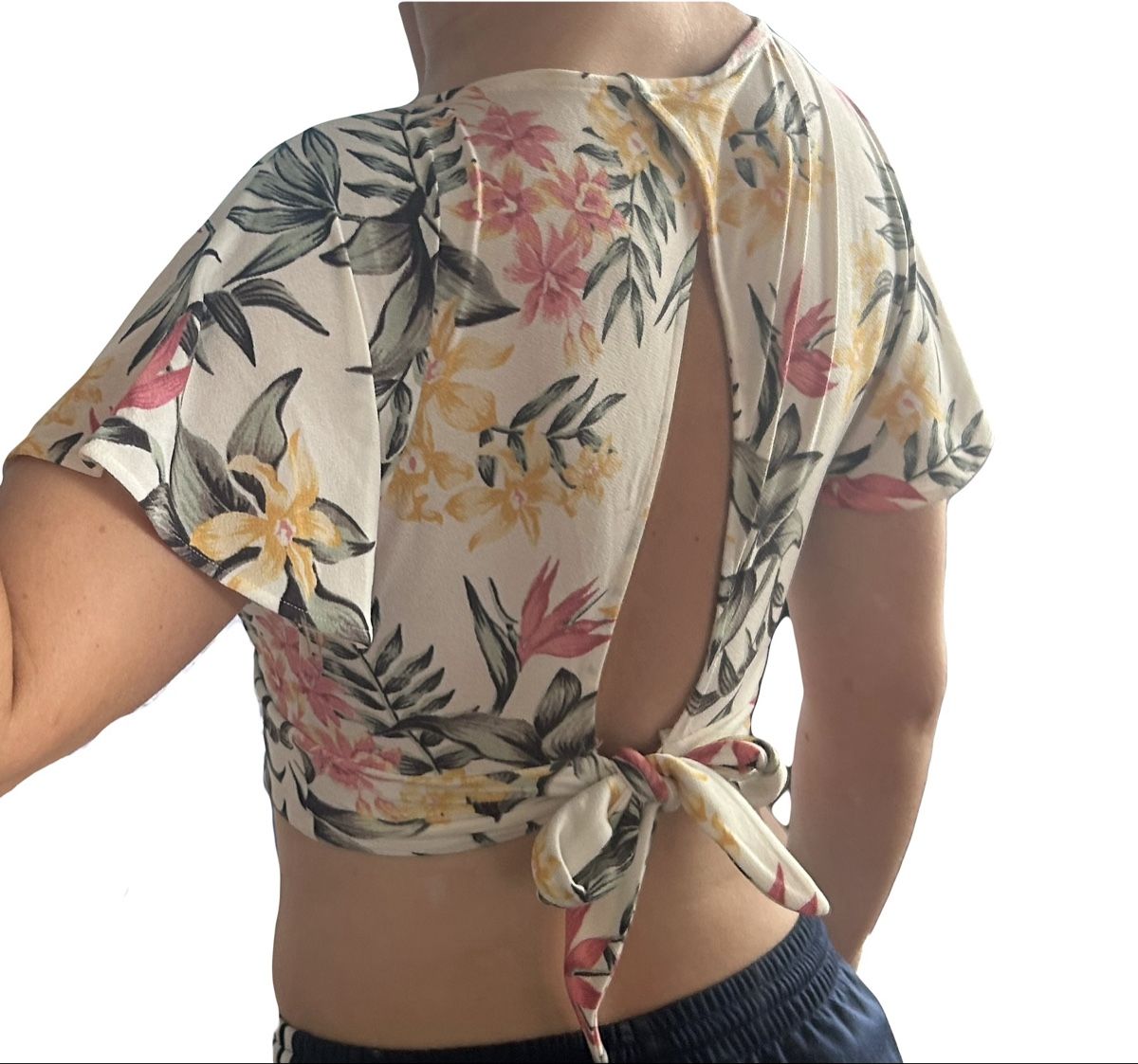 Top: Croptop Blumenmuster – Nuovo (secondo la descrizione) da Bern venduto da jul_tv62 1