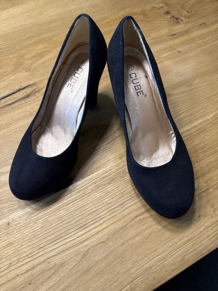 Chaussures femmes: Schwarze CUBE Pumps, Grösse 37 – D'occasion à Niederweningen par ScaredyCat