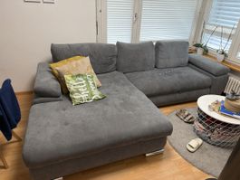 Divano angolare grigio con contenitore e letto estraibile