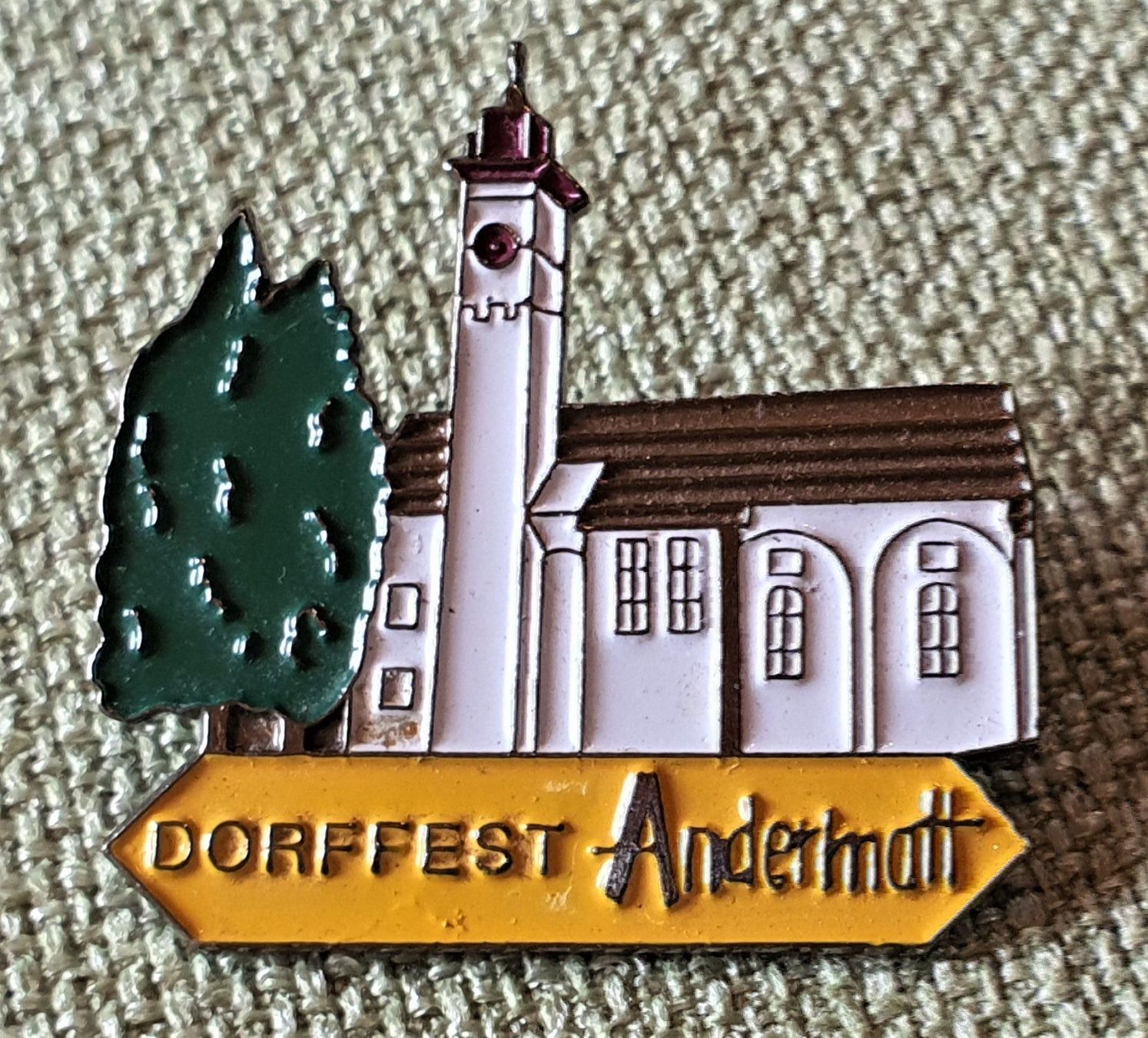 Cartoline postali: E907 - Pin Andermatt Dorfkirche Dorffest – Usato da Reinach BL venduto da Boston-Verkauf