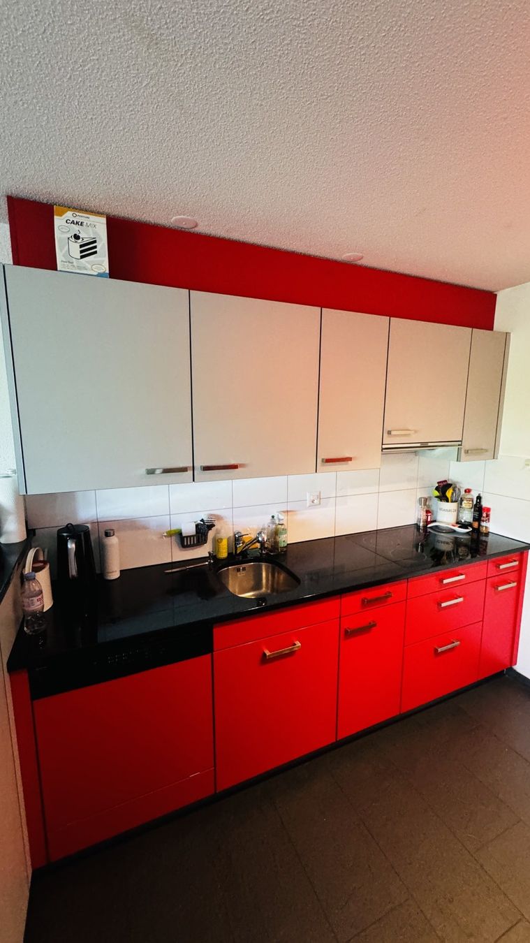 Cucine complete: Gepflegte Einbauküche in Rot/Grau inklusive Bar – Usato da Solothurn venduto da Psyclos 1