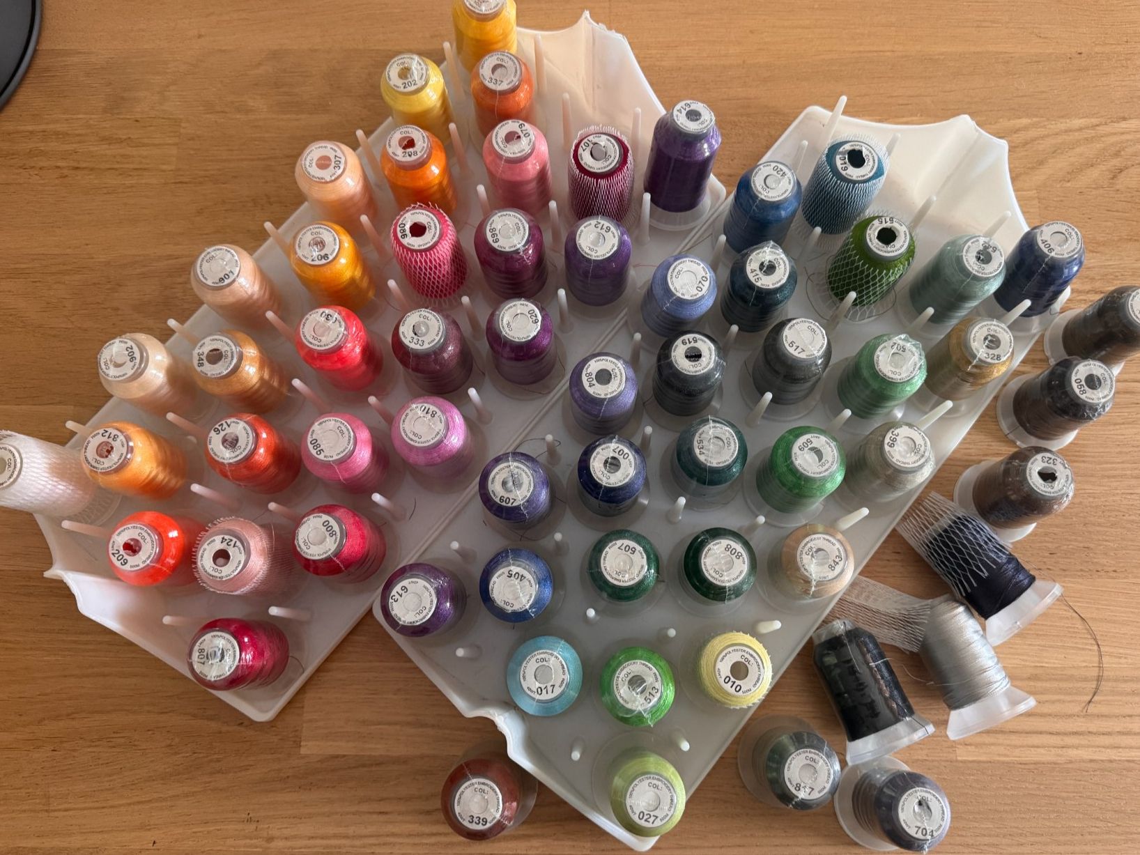 Cordicelle & Fili: 62 Konen / Farben Simthread Stickgarn 40WT 500m - neu – Nuovo (secondo la descrizione) da Frenkendorf venduto da Niqe