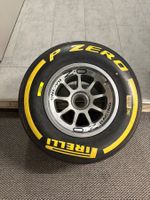 Formel 1 Pirelli Komplett-Rad / Felge silber - Reifen gelb