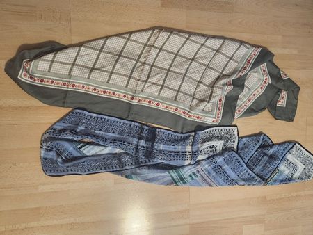 Lot de 2 foulards en soie Bayron et Loredano 