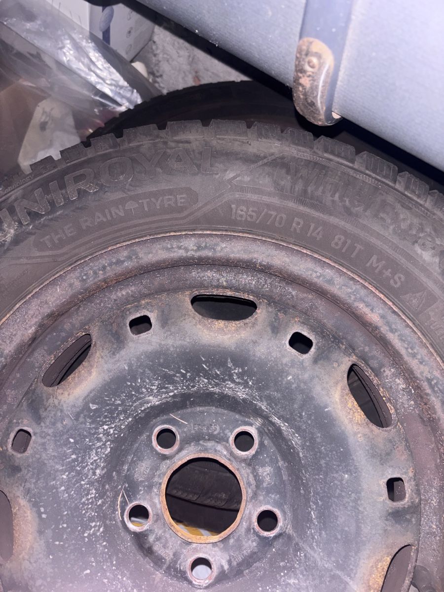 Volkswagen Pneumatici & Ruote complete: 4 Winterräder 165/70R14 – Usato da Wetzikon ZH venduto da lea_svl6 1