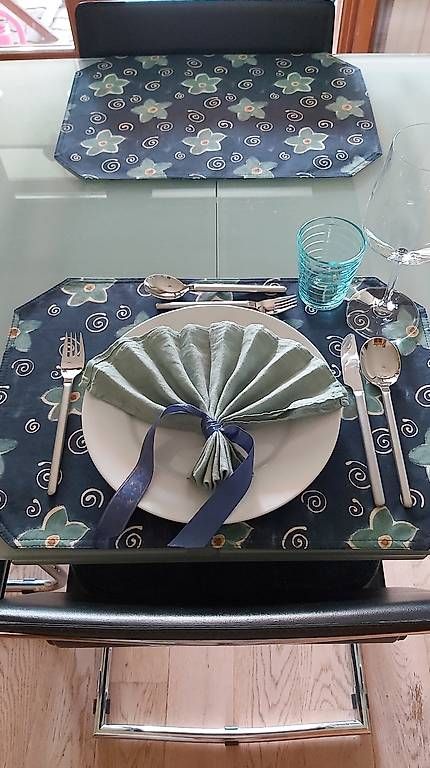 Set di tavolo e panche: Edle Tischsets + Servietten, pro Set – Usato da Uetendorf venduto da Ladouce
