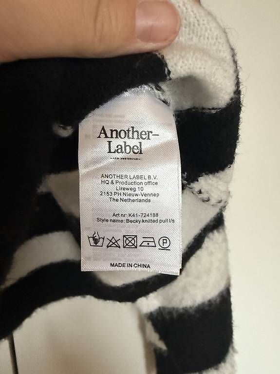Maglioni & Felpe: Another Label Becky Knitted Pull Black White Stripe – Nuovo (secondo la descrizione) da Steffisburg venduto da Artschipa 4