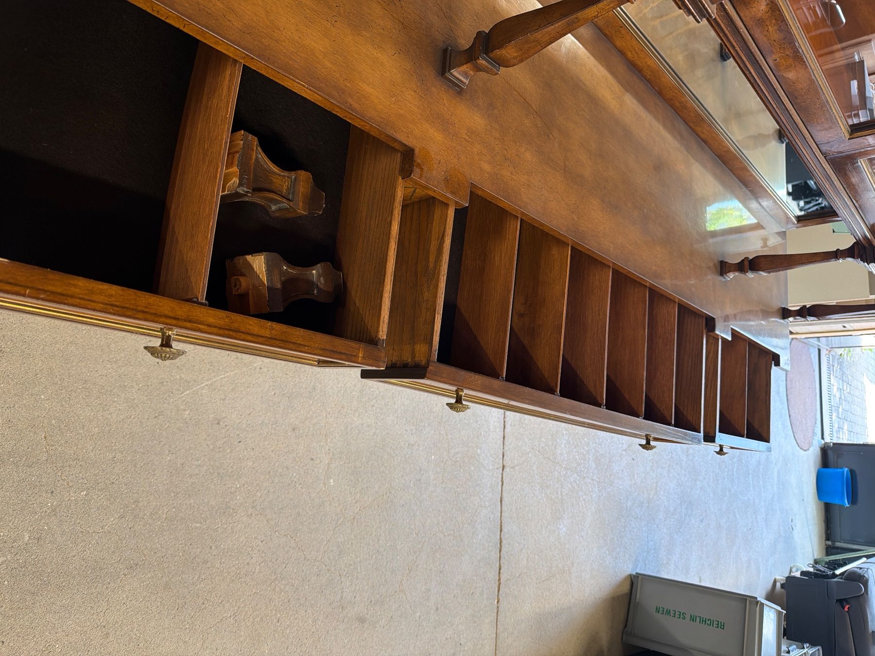 Credenze: Buffet in Nussbaum mit Vitrine Italien – Usato da Brunnen venduto da Stoeffel_ 9