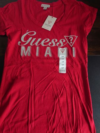 1 Guess T-shirts size S oppure M, New con tag