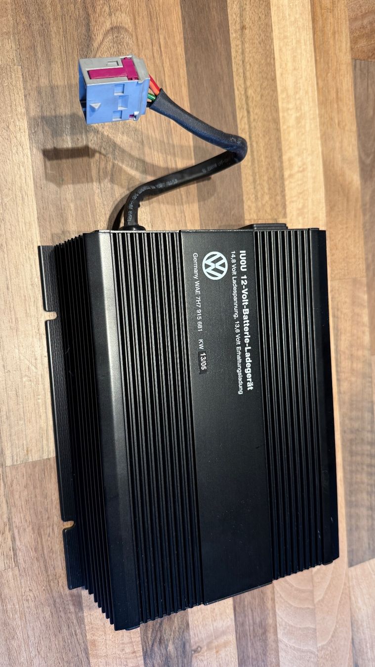 Chargements: 12 Volt Ladegerät VW T5 – D'occasion à Buochs par Lieni-jr