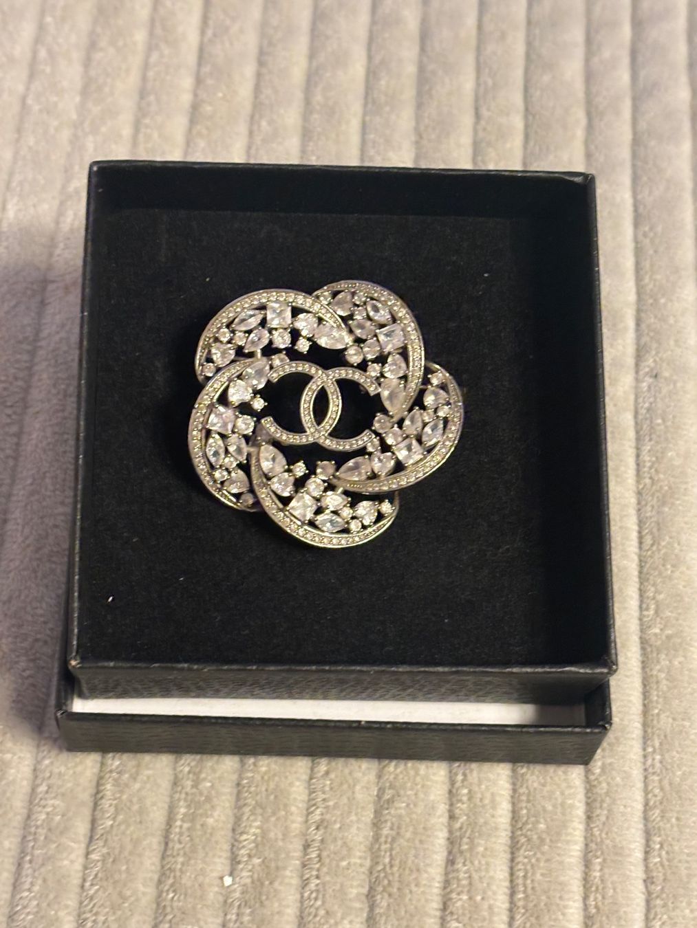 Chanel Spille & Fermagli: Chanel CC  Camelie Brosche Silber Strass – Usato da St. Margrethen SG venduto da dijanaO 3