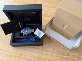 TUDOR Pelagos Uhr mit mattblauer Keramikscheibe und Titanarm
