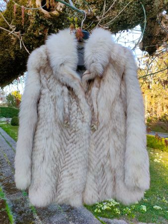 Manteau en véritable fourrure de loup blanc