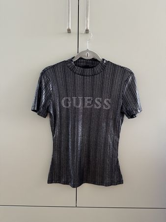 Glitzerndes Guess T-Shirt