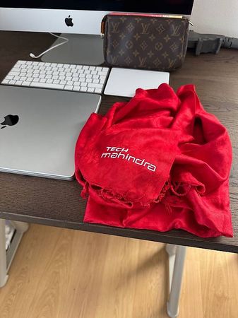 Roter Schal von Tech Mahindra - Luxus