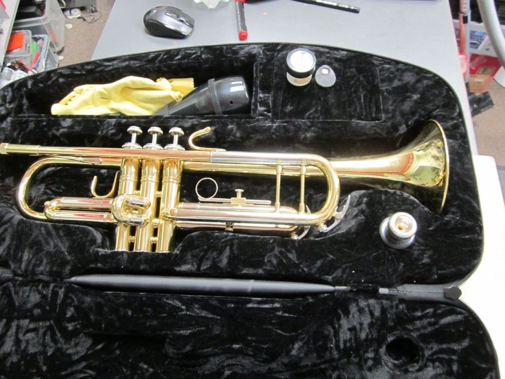Trompete Vincent Bach TR 305 mit Koffer Kaufen auf Ricardo