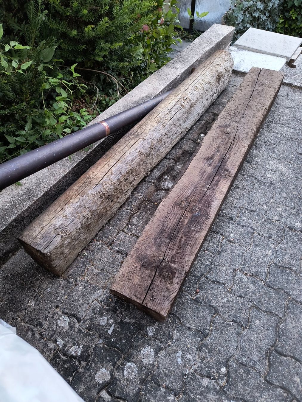 Articles en bois: 2 Teile Altholzbalken / Eichenbalken – D'occasion à Neuhausen am Rheinfall par VALAMA 2