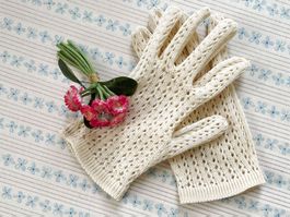 Handschuhe kurz 7/7.5 offwhite gestrickt Lochmuster 1950s