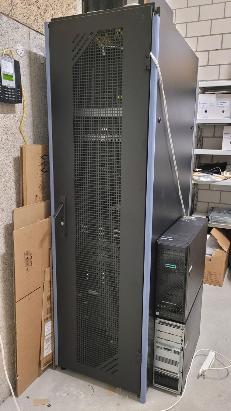 Racks & Cavalletti: 19" RACK, 42HE, Schwarz – Usato da Wettingen venduto da guc_hbj5
