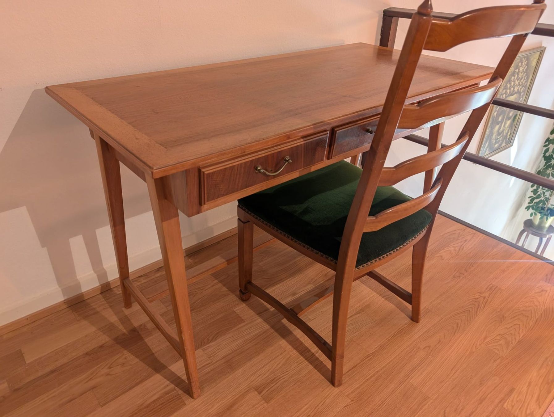 Tavoli: Antiker Tisch mit Stuhl – Usato da Basel venduto da N014