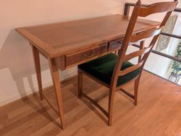 Antiker Tisch mit Stuhl