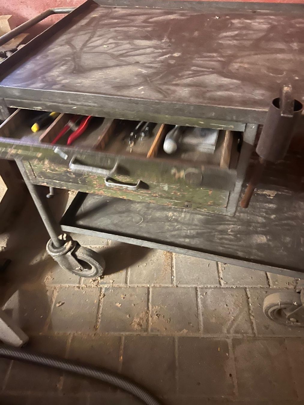 Établis: Metallischer Schweißtisch mit Rollen. – D'occasion à Bern par Atelier.Werkstatt49 1
