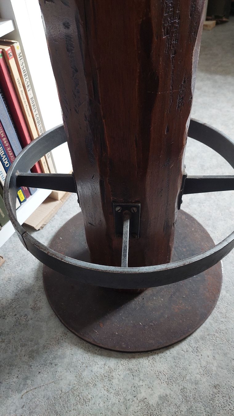 Hocker: Bar Stool Massive Tree Trunk and Wrought Iron Foot Rest – Gebraucht aus maroggia von tondo_Music 1