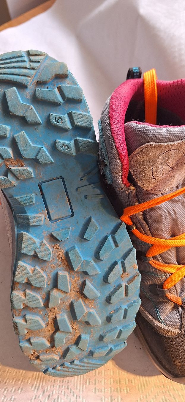 Scarpe per ragazzi: Wanderschuhe Kind Gr. 35 – Usato da Innertkirchen venduto da mar_km9t 1