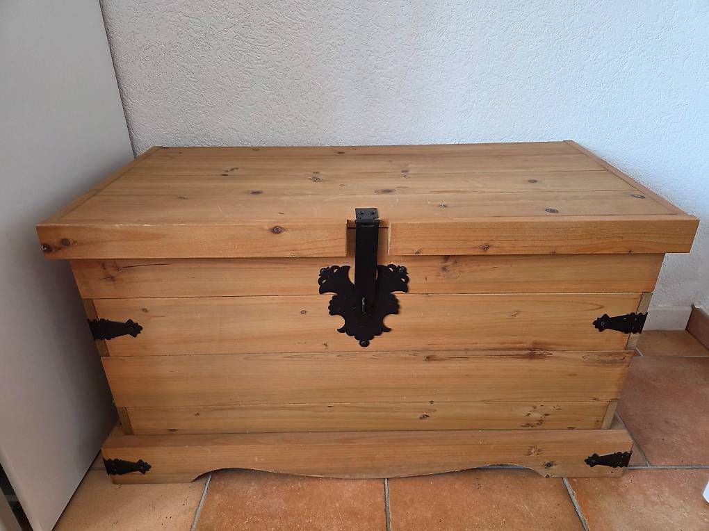 Truhen: Coffret, bahut en bois rustique – Gebraucht aus Yverdon-les-Bains von indianaquaxo
