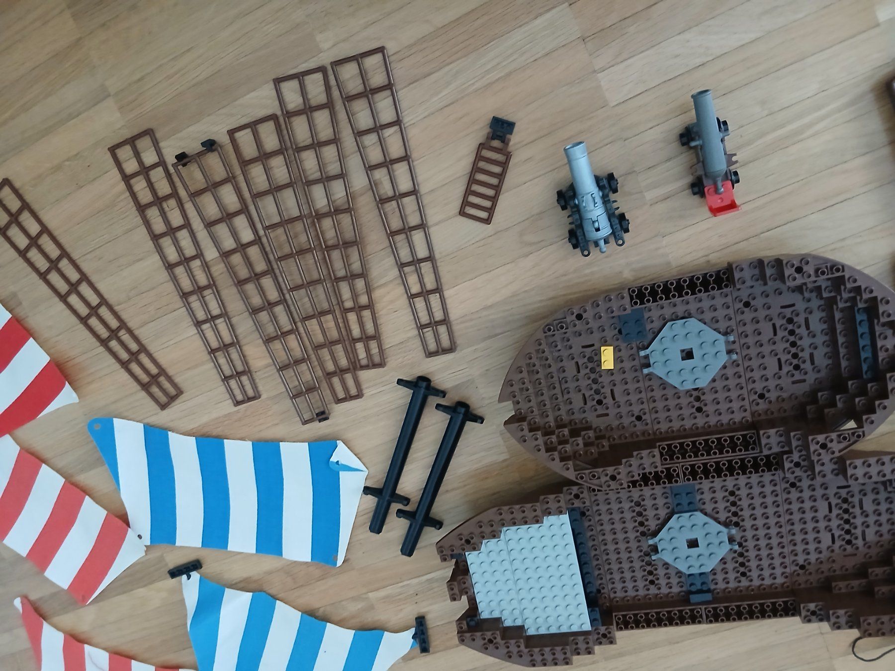 Lego Kit di costruzioni: Lot de Lego Bateau pirates + divers – Usato da Genève venduto da GenevaLuxury 2