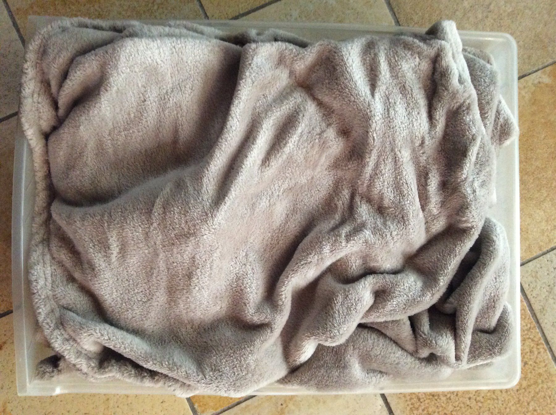 Coperte: Kuscheldecke / Fleecedecke taupe – Usato da Weisslingen venduto da EmpathyRose