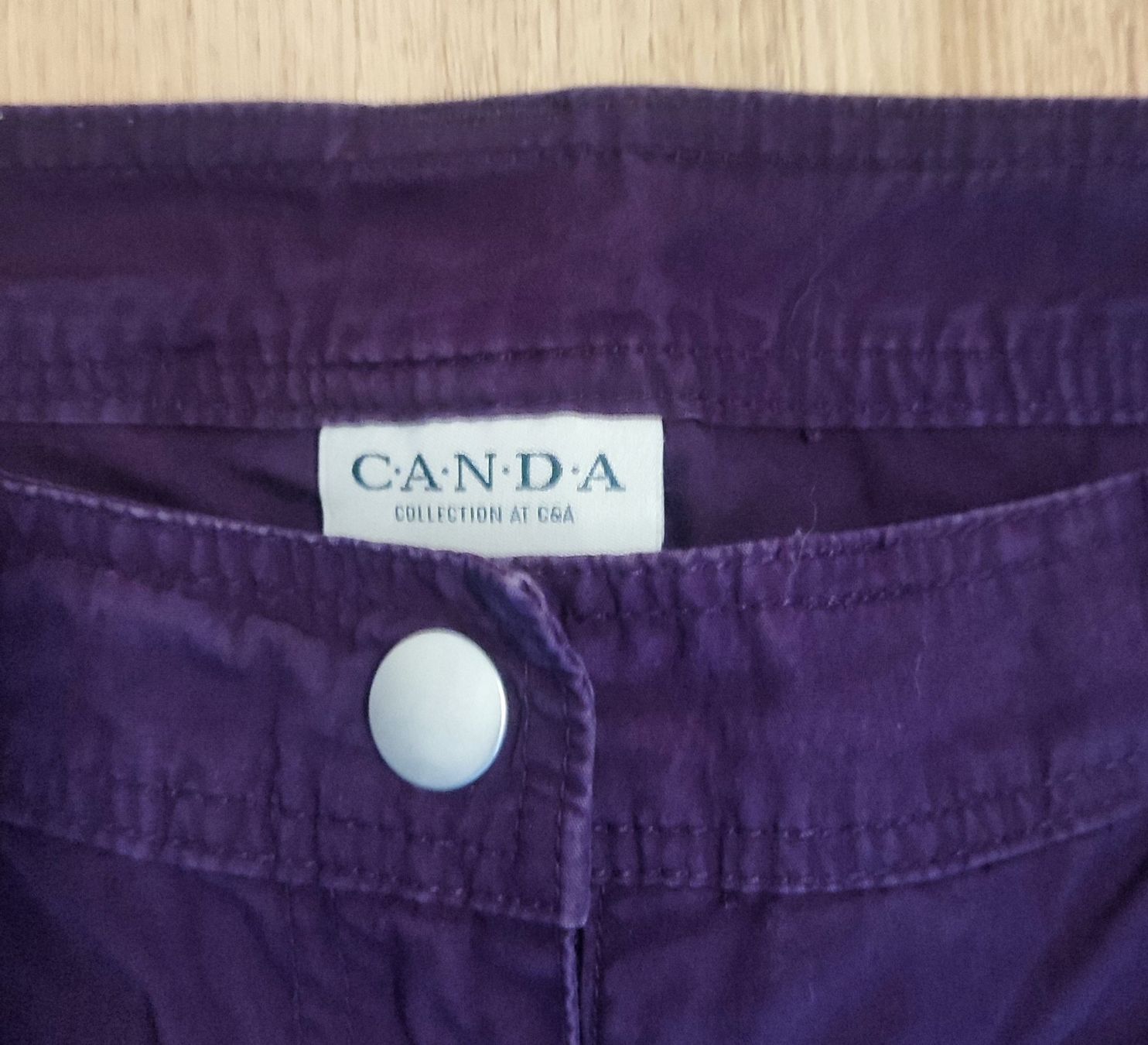 Pantaloni: Sommerhose, 3/4 lang, BW, violett  / Gr 42 – Usato da Winterthur venduto da Priscatg 2