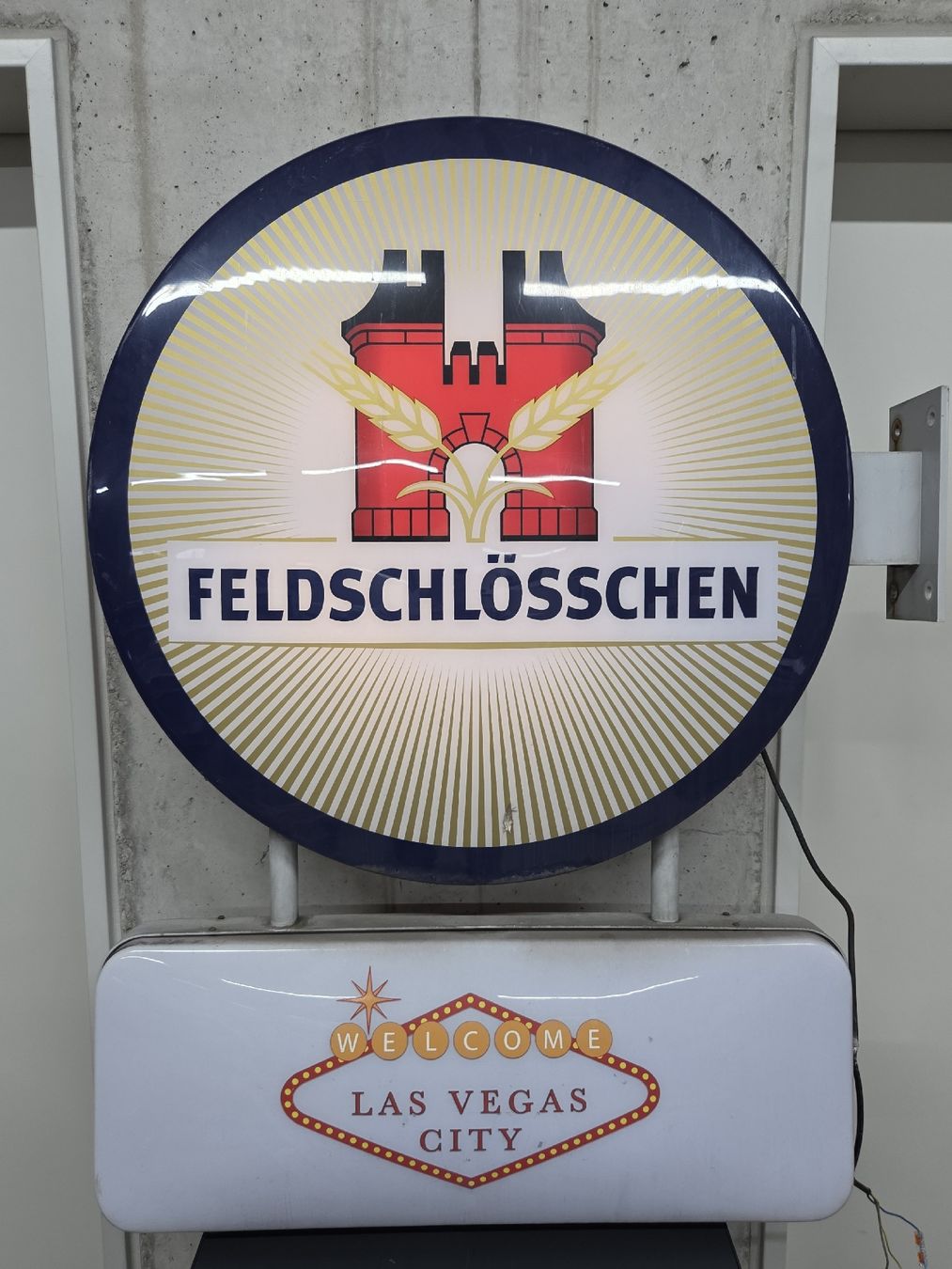 Lampen: Originale Feldschlösschen Leuchtreklame – Gebraucht aus Oberhasli von General-Dealer