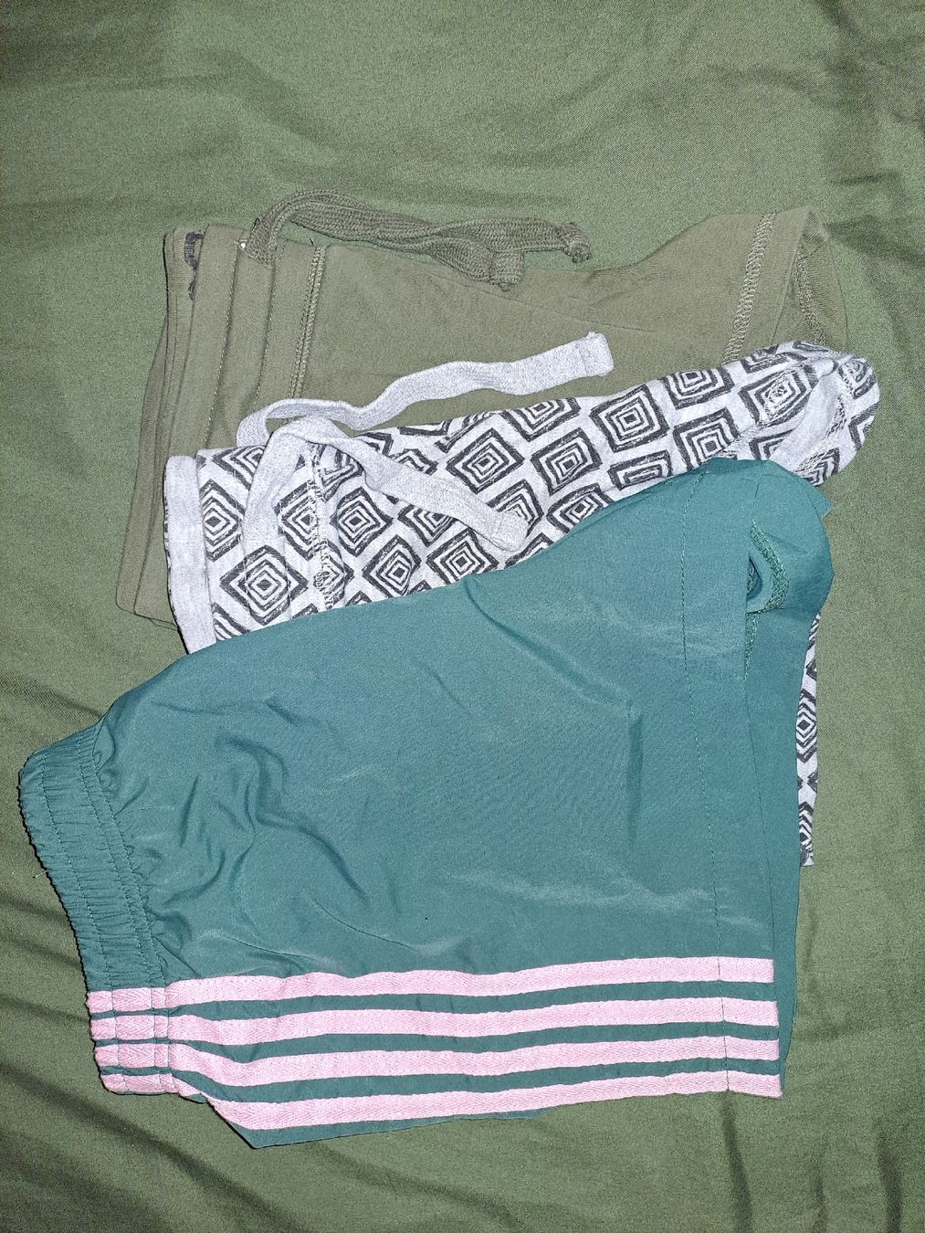 Lotti di vestiti: Damen Shorts 3er Pack Grösse S/M – Usato da Basel venduto da Allerleiii