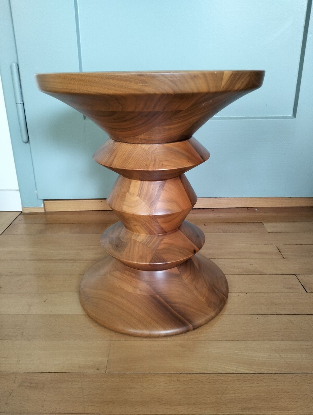 Vitra Sgabelli: Original Vitra Eames Stool  Nussbaumholz Hocker – Usato da Wil SG venduto da die-wohnung